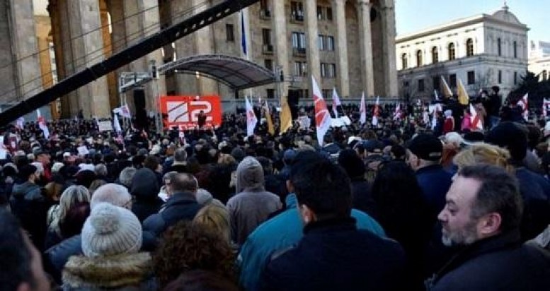 Tiflisdə polislə etirazçılar arasında toqquşma