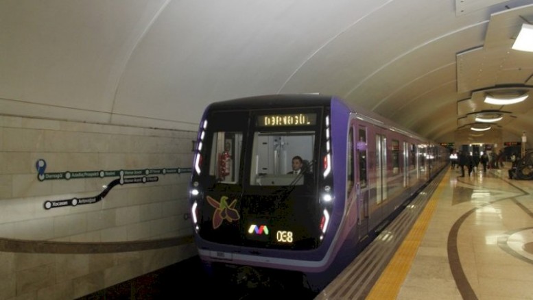 Bakı metrosunda sərnişin relslərin üstünə yıxıldı, qatarların hərəkəti dayandı