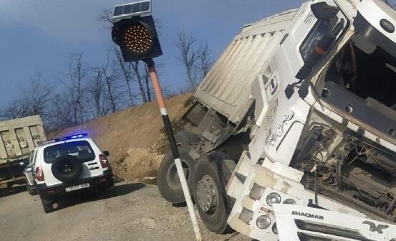 Kəlbəcərdə yük maşını aşdı: ölənlər var