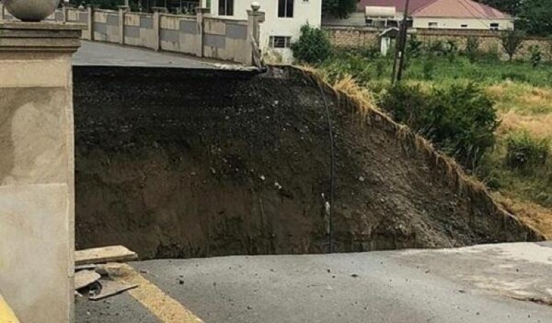 Bakıda körpü uçdu, yol bağlandı
