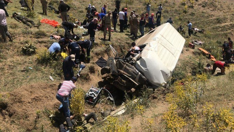 Avtobus körpüdən aşdı: 21 idmançı öldü