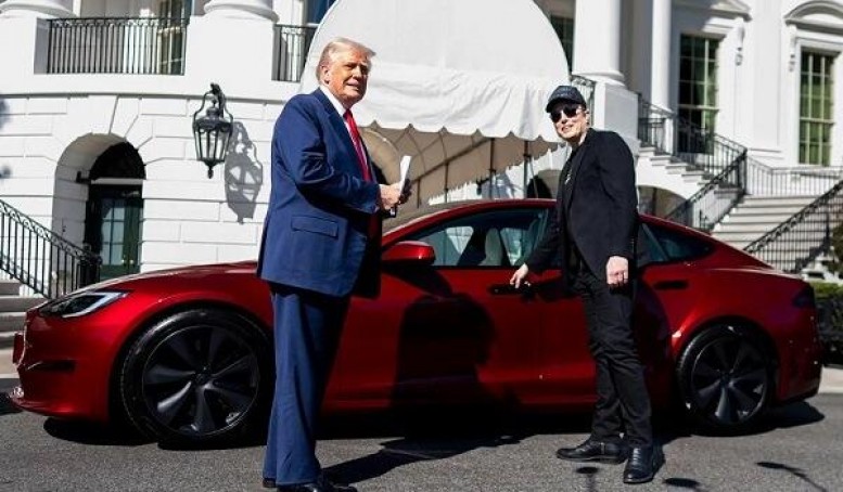 Tramp Maskın “Tesla”sından imtina edir