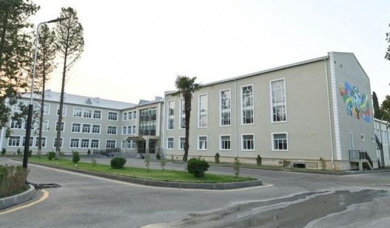 Sıraya düzülüb, müəllimənin barmağına üzük taxdılar