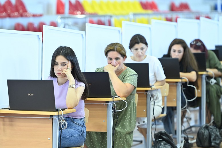  Öz fənnindən 50 sualdan 30-na cavab verə bilməyən bir insana uşağını etibar edən...
