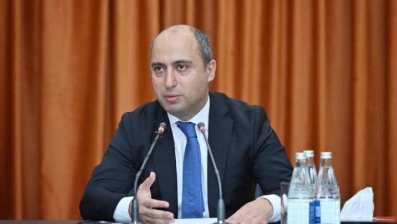 Kimya müəllimlərindən Emin Əmrullayevə etiraz - imtahan yenidən keçirilsin