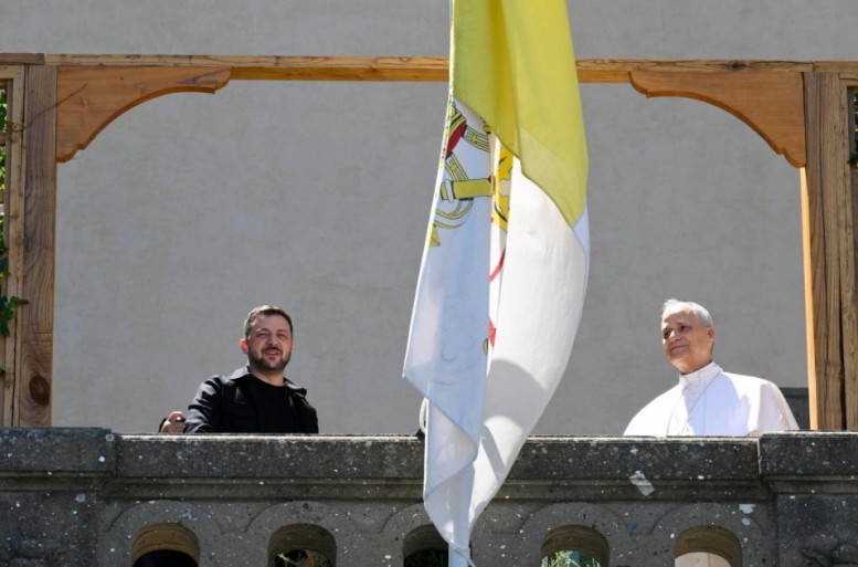 Zelenski Roma Papası ilə bir arada