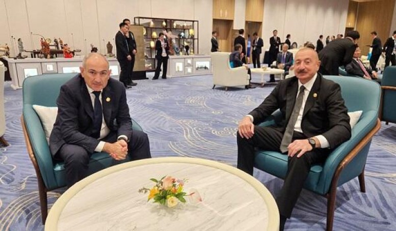 İlham Əliyev Paşinyanla görüşdü - Foto