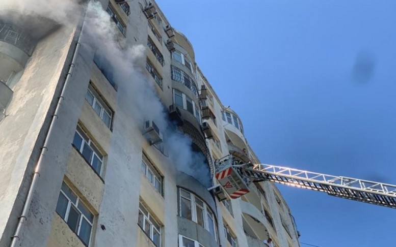 Bakıda binada yanğın