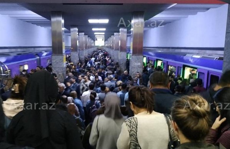 Bakı metrosunda izdiham: Saatlardır kart işləmir