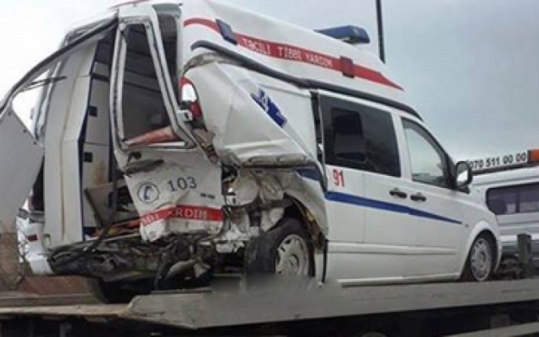 Gəncədə təcili yardım avtomobili qəzaya düşdü