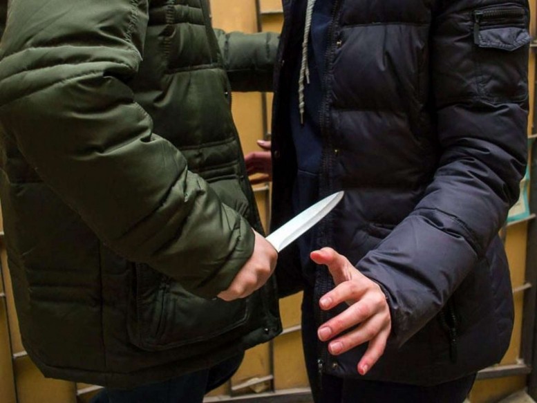 16 yaşlı yeniyetmə bıçaqladı - Hadisəni dostu törədib?