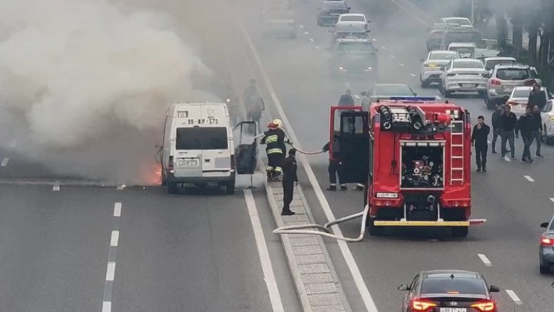 Bakıda yolda avtomobil yandı - Tıxac yarandı