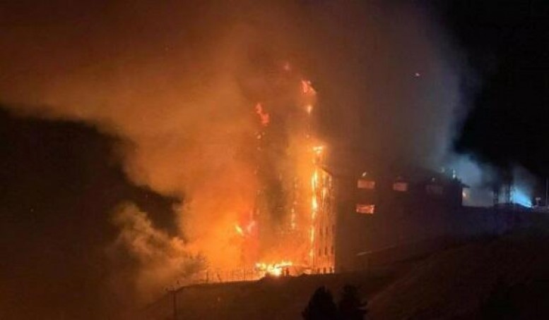 Bakıda oteldə yanğın: iki avtomobil yandı