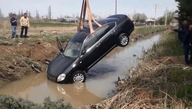 Biləsuvarda maşın kanala aşdı, 5 nəfər öldü