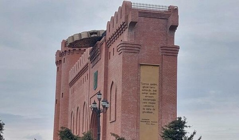 Qaldırıcı qırıldı, üzərinə maşın düşüb öldü