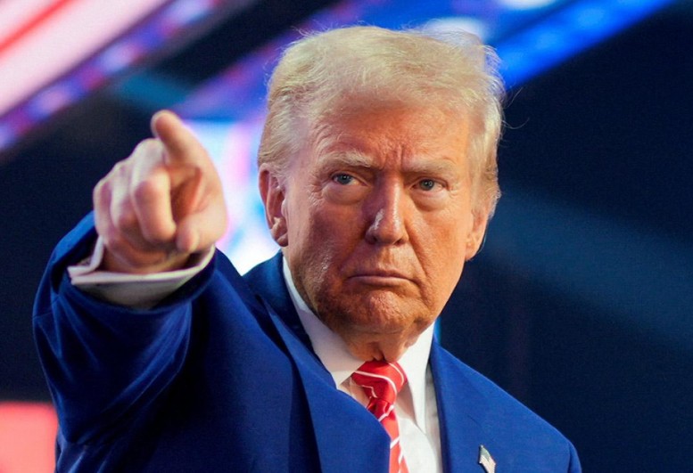 Tramp Venesuelaya zərbələr endirmək barədə əmr verib