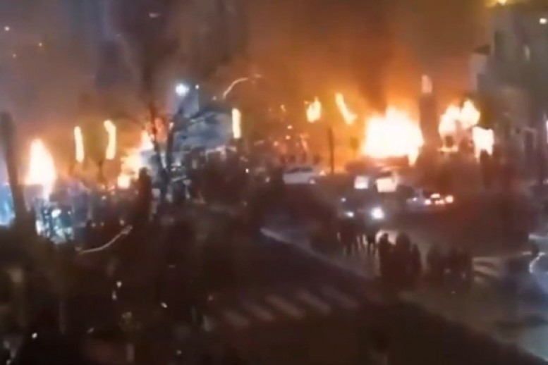 Tehran alov içində - etirazlar silahlı toqquşmaya çevrilir 