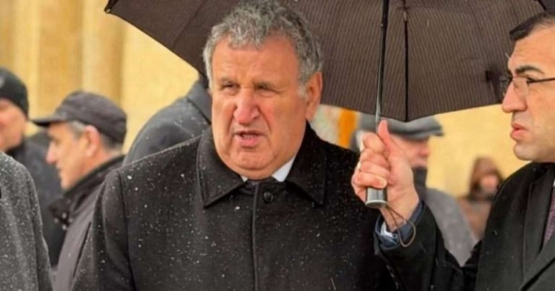 Çətir tutduğuna görə işdən qovuldu