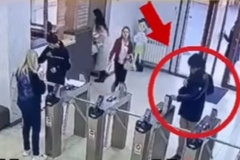 Müəllimini güllələyən şagird liseyə silahla belə daxil olub - VİDEO