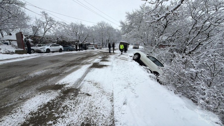 Ağsu yolunda buzlaşma - İki maşın aşdı
