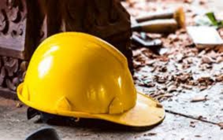 Evinin damını təmir edərkən yıxıldı, öldü